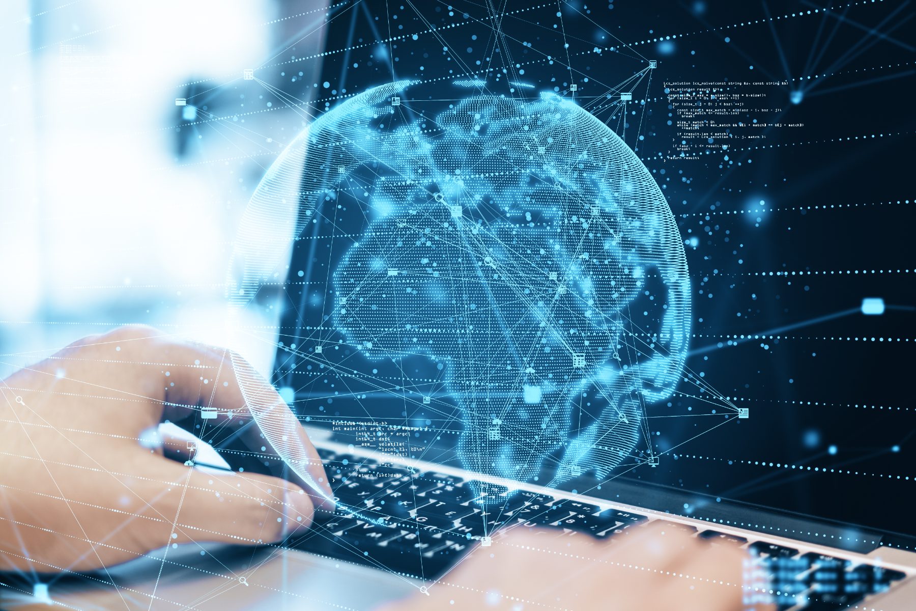 Mani su laptop con una rete digitale globale sovrapposta